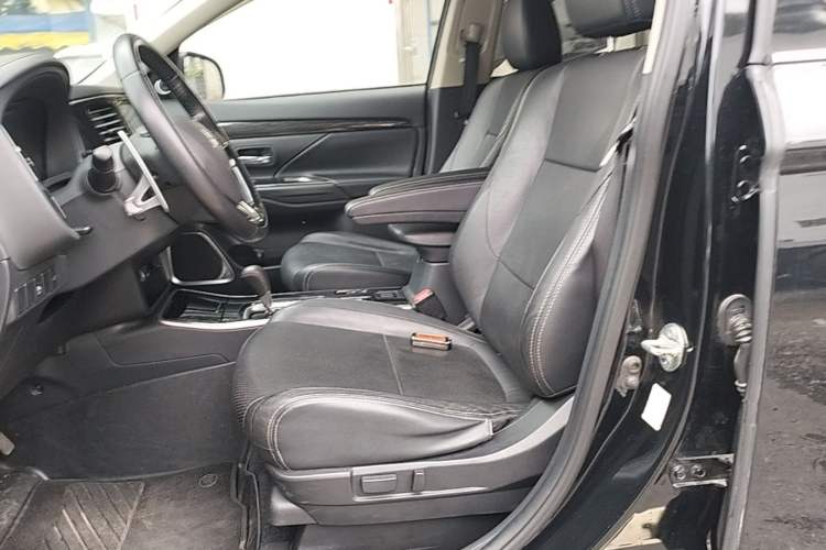 Used Mitsubishi Outlander 2018 2.4L 4x4 Elite Edition 5 Seats Left Front Seat