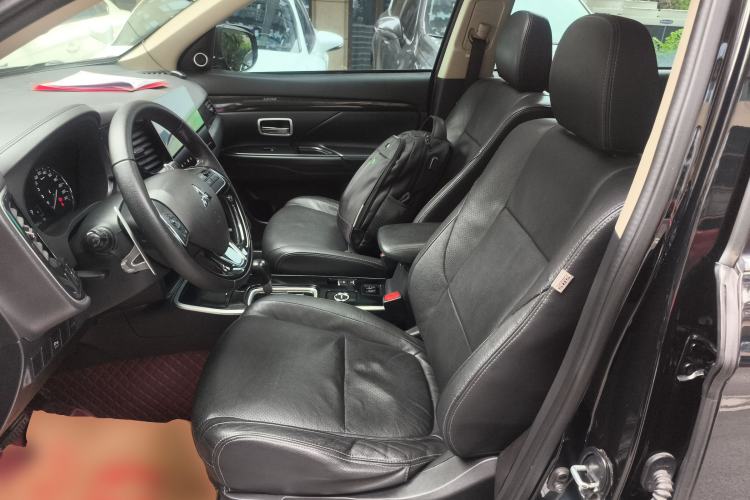 Used Mitsubishi Outlander 2018 2.4L 4x4 Luxury Edition 7-Seater Left Front Seat