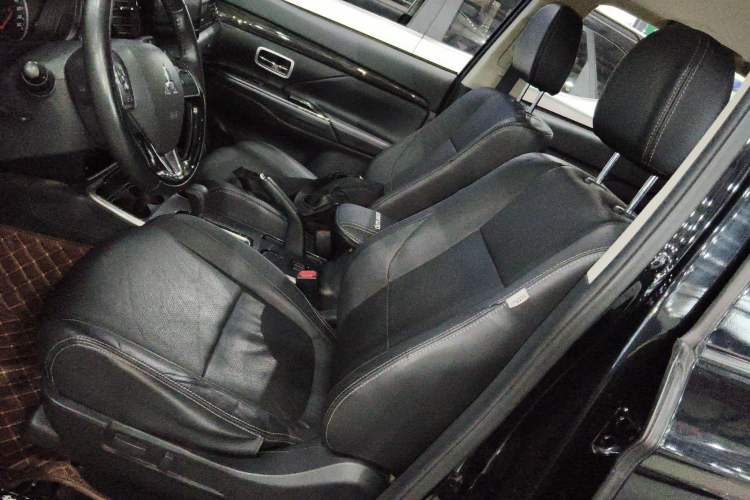 Used Mitsubishi Outlander 2018 2.0L Two-Wheel Drive Glory Edition 5 Seats Left Front Seat