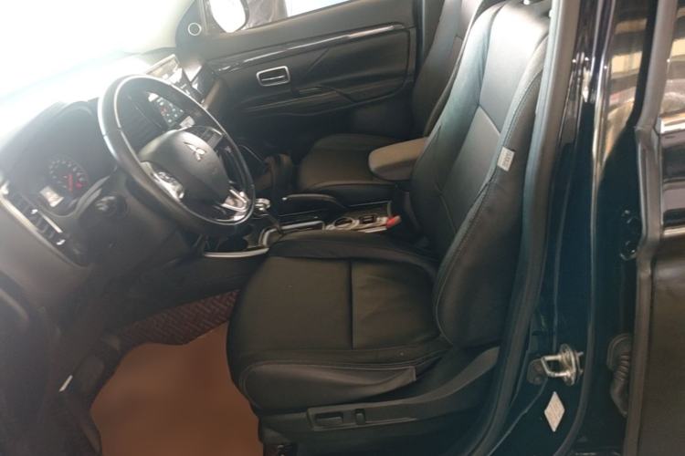 Used Mitsubishi Outlander 2018 2.0L Two-Wheel Drive Glory Edition 5 Seats Left Front Seat