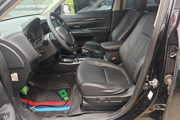 Used Mitsubishi Outlander 2018 2.0L Two-Wheel Drive Glory Edition 5 Seats Left Front Seat