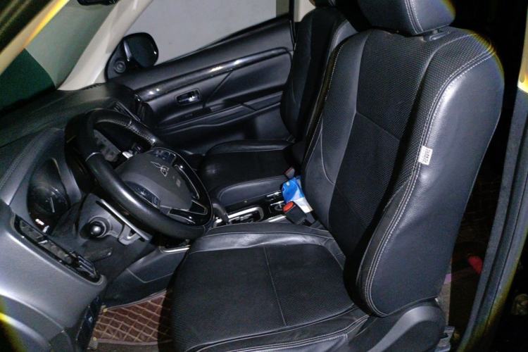 Used Mitsubishi Outlander 2018 2.4L 4x4 Elite Edition 5 Seats Left Front Seat