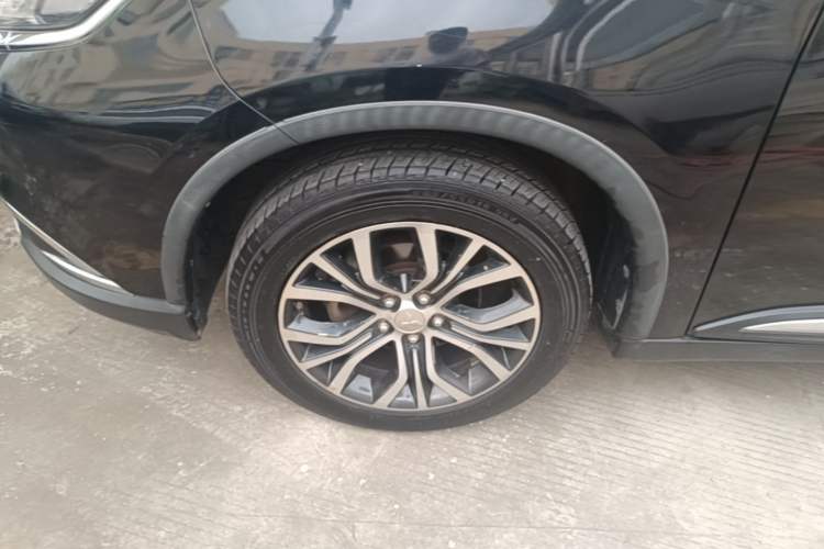 Used Mitsubishi Outlander 2018 2.4L 4x4 Elite Edition 5 Seats Left Front Wheel Hub