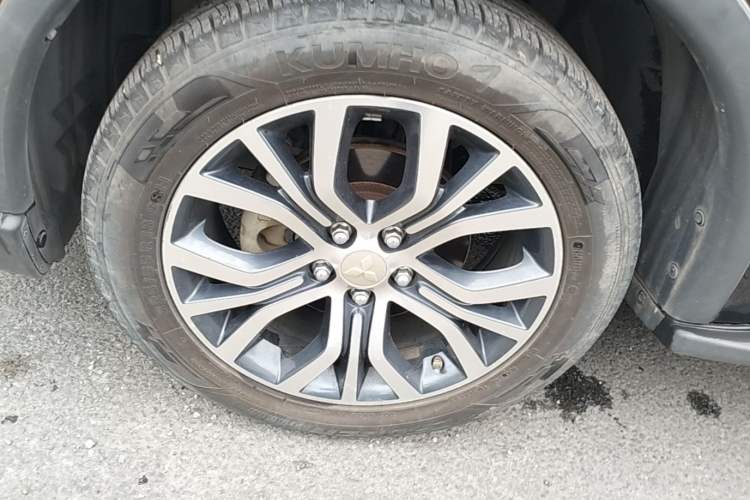 Used Mitsubishi Outlander 2018 2.4L 4x4 Elite Edition 5 Seats Left Front Wheel Hub