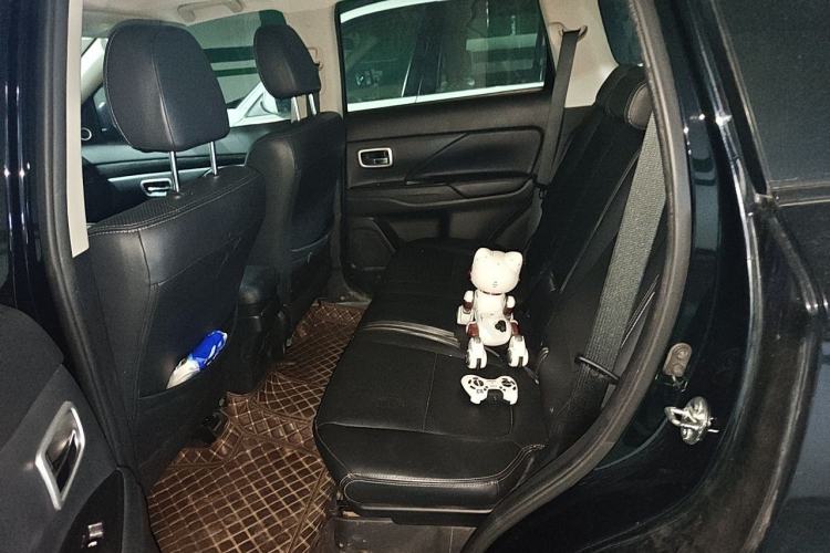 Used Mitsubishi Outlander 2018 2.0L Two-Wheel Drive Glory Edition 5 Seats Left Rear Seat