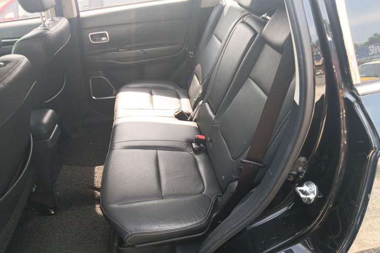 Used Mitsubishi Outlander 2018 2.0L Two-Wheel Drive Glory Edition 5 Seats Left Rear Seat