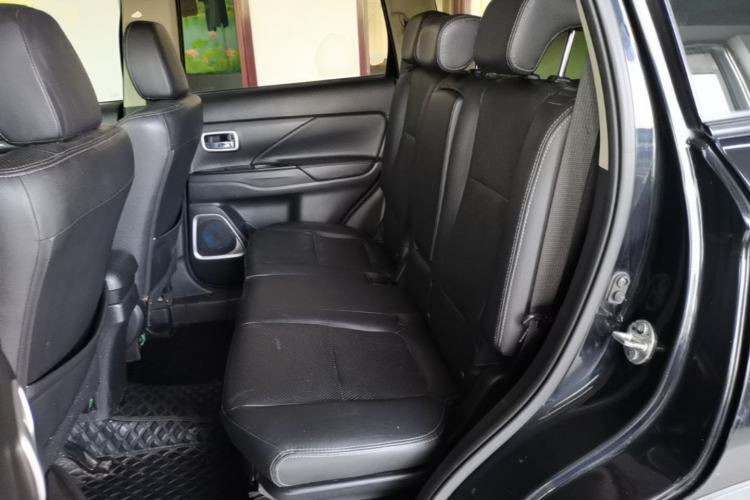 Used Mitsubishi Outlander 2018 2.0L Two-Wheel Drive Glory Edition 5 Seats Left Rear Seat
