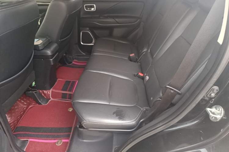 Used Mitsubishi Outlander 2018 2.4L 4x4 Elite Edition 5 Seats Left Rear Seat