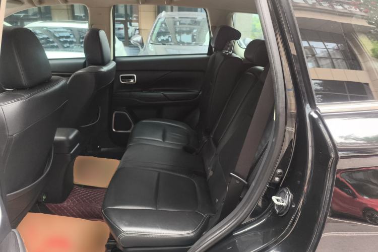 Used Mitsubishi Outlander 2018 2.4L 4x4 Luxury Edition 7-Seater Left Rear Seat