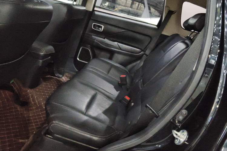 Used Mitsubishi Outlander 2018 2.0L Two-Wheel Drive Glory Edition 5 Seats Left Rear Seat
