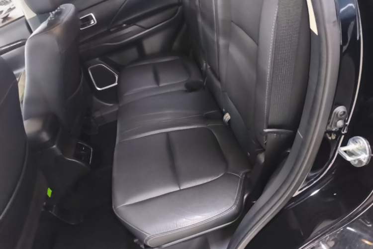 Used Mitsubishi Outlander 2018 2.0L Two-Wheel-Drive Jiale Edition 7-Seater Left Rear Seat
