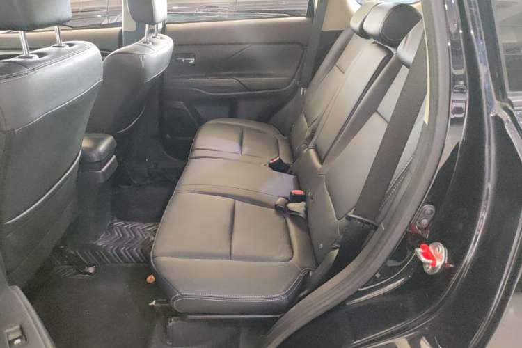 Used Mitsubishi Outlander 2018 2.0L Two-Wheel-Drive Jiale Edition 7-Seater Left Rear Seat