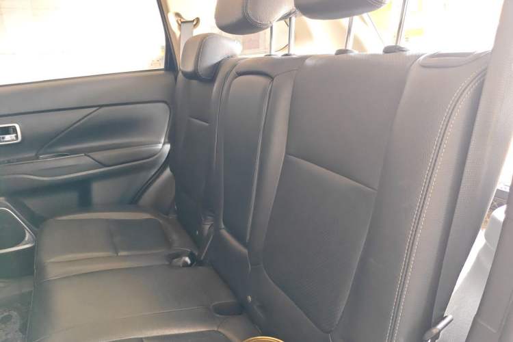 Used Mitsubishi Outlander 2018 2.0L Two-Wheel Drive Glory Edition 5 Seats Left Rear Seat