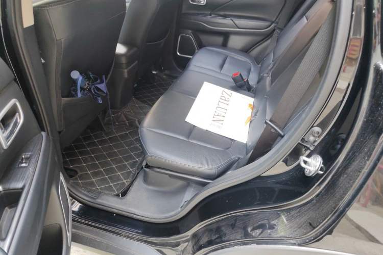Used Mitsubishi Outlander 2018 2.0L Two-Wheel Drive Glory Edition 5 Seats Left Rear Seat