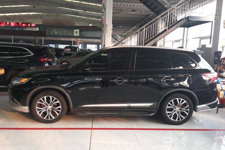 Used Mitsubishi Outlander 2018 2.0L Two-Wheel Drive Glory Edition 5 Seats Left Side