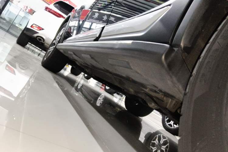 Used Mitsubishi Outlander 2018 2.0L Two-Wheel Drive Glory Edition 5 Seats Left Side Sill