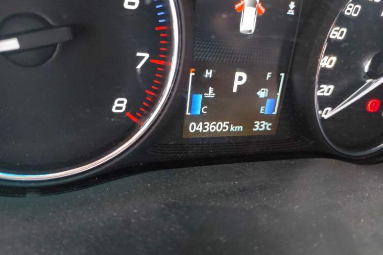 Used Mitsubishi Outlander 2018 2.4L 4x4 Luxury Edition 7-Seater Odometer Close Up