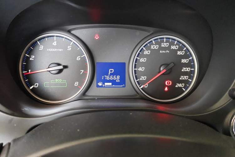 Used Mitsubishi Outlander 2018 2.0L Two-Wheel Drive Glory Edition 5 Seats Odometer Close Up
