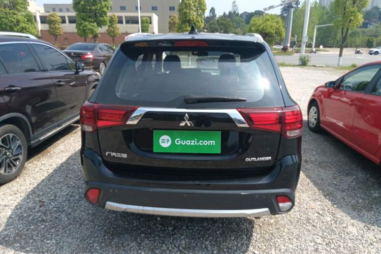Used Mitsubishi Outlander 2018 2.0L Two-Wheel Drive Glory Edition 5 Seats Rear