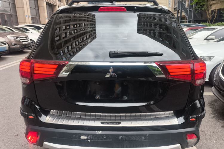 Used Mitsubishi Outlander 2018 2.4L 4x4 Luxury Edition 7-Seater Rear
