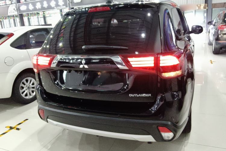 Used Mitsubishi Outlander 2018 2.0L Two-Wheel Drive Glory Edition 5 Seats Rear