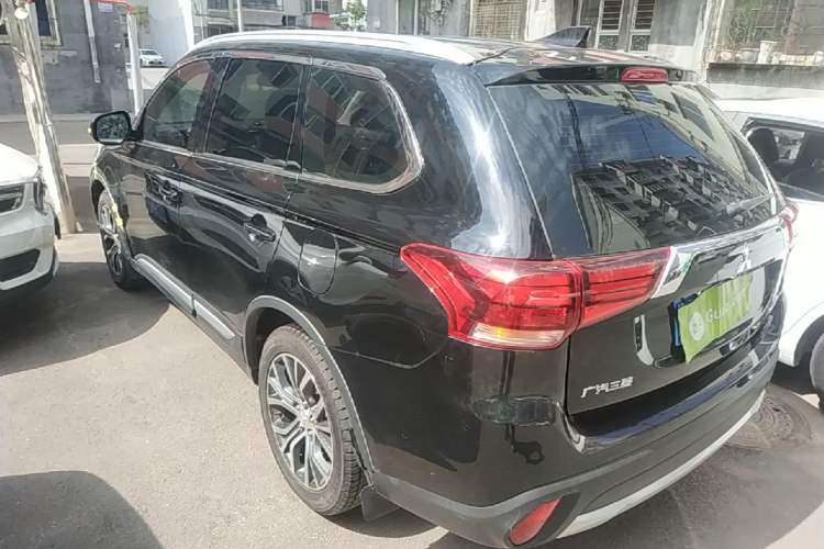 Used Mitsubishi Outlander 2018 2.0L Two-Wheel Drive Glory Edition 5 Seats Rear Left 45 Deg