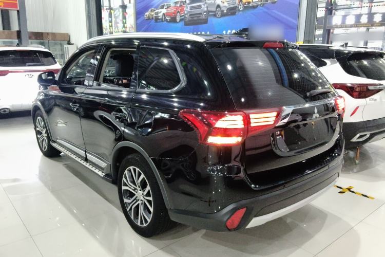 Used Mitsubishi Outlander 2018 2.0L Two-Wheel Drive Glory Edition 5 Seats Rear Left 45 Deg