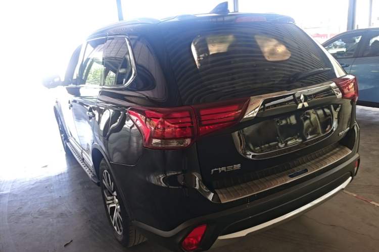 Used Mitsubishi Outlander 2018 2.0L Two-Wheel Drive Glory Edition 5 Seats Rear Left 45 Deg