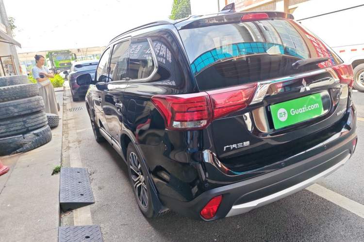 Used Mitsubishi Outlander 2018 2.4L 4x4 Luxury Edition 7-Seater Rear Left 45 Deg
