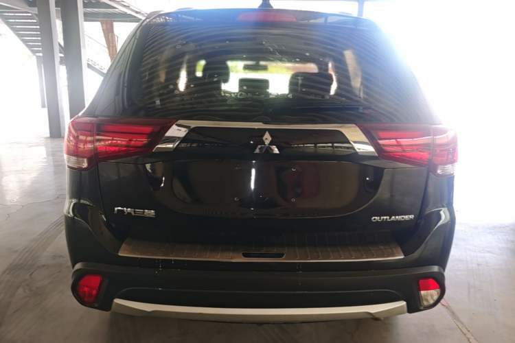 Used Mitsubishi Outlander 2018 2.0L Two-Wheel Drive Glory Edition 5 Seats Rear