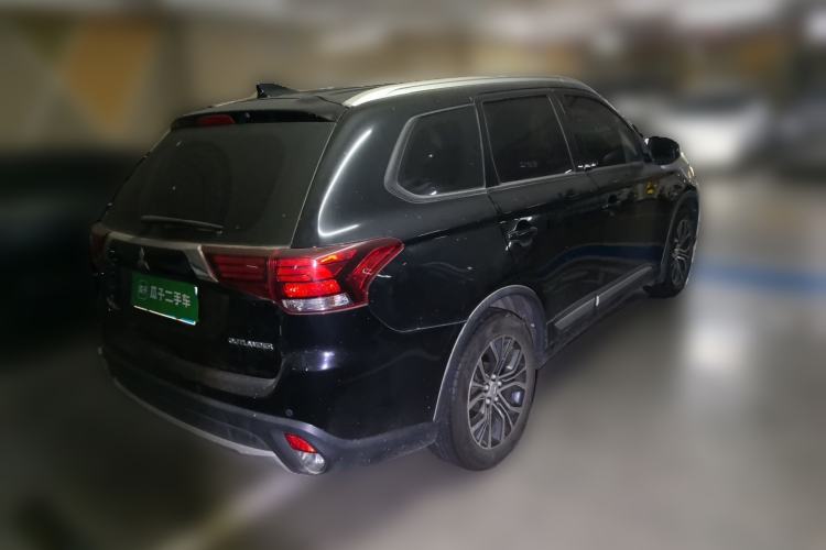 Used Mitsubishi Outlander 2018 2.0L Two-Wheel Drive Glory Edition 5 Seats Rear Right 45 Deg