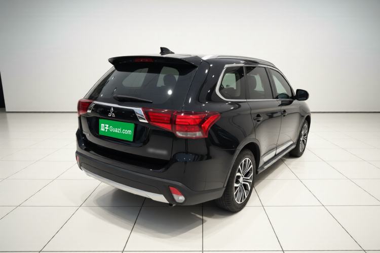 Used Mitsubishi Outlander 2018 2.0L Two-Wheel Drive Glory Edition 5 Seats Rear Right 45 Deg