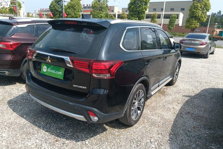 Used Mitsubishi Outlander 2018 2.0L Two-Wheel Drive Glory Edition 5 Seats Rear Right 45 Deg