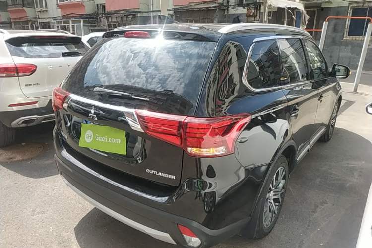Used Mitsubishi Outlander 2018 2.0L Two-Wheel Drive Glory Edition 5 Seats Rear Right 45 Deg