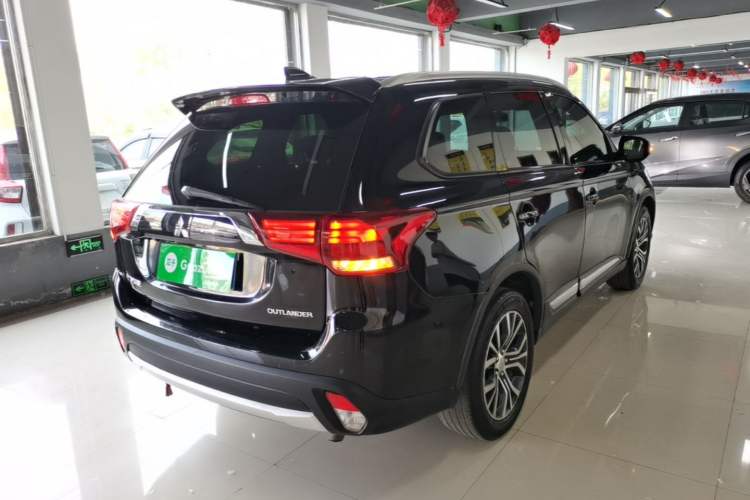 Used Mitsubishi Outlander 2018 2.0L Two-Wheel Drive Glory Edition 5 Seats Rear Right 45 Deg