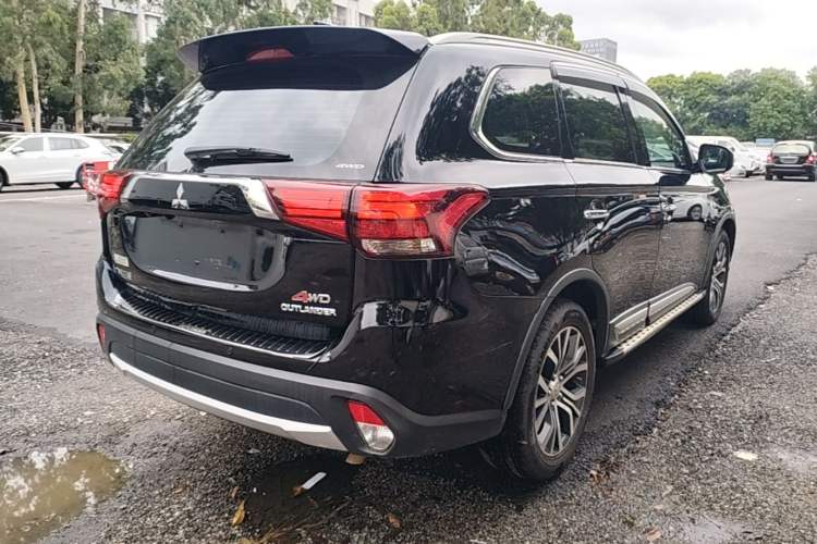 Used Mitsubishi Outlander 2018 2.4L 4x4 Elite Edition 5 Seats Rear Right 45 Deg