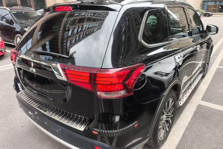 Used Mitsubishi Outlander 2018 2.4L 4x4 Luxury Edition 7-Seater Rear Right 45 Deg