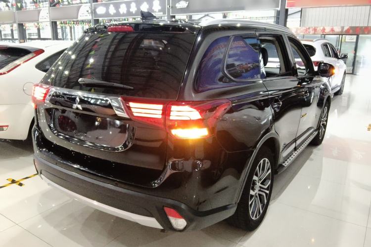 Used Mitsubishi Outlander 2018 2.0L Two-Wheel Drive Glory Edition 5 Seats Rear Right 45 Deg