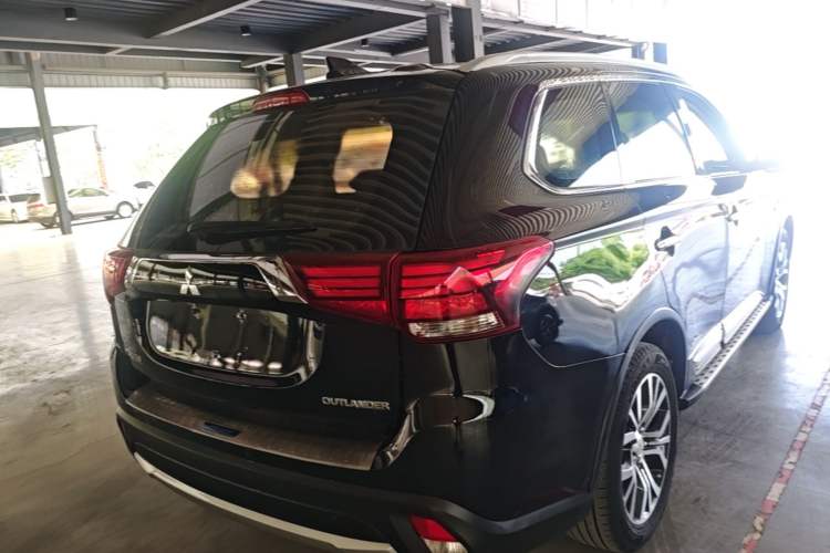 Used Mitsubishi Outlander 2018 2.0L Two-Wheel Drive Glory Edition 5 Seats Rear Right 45 Deg