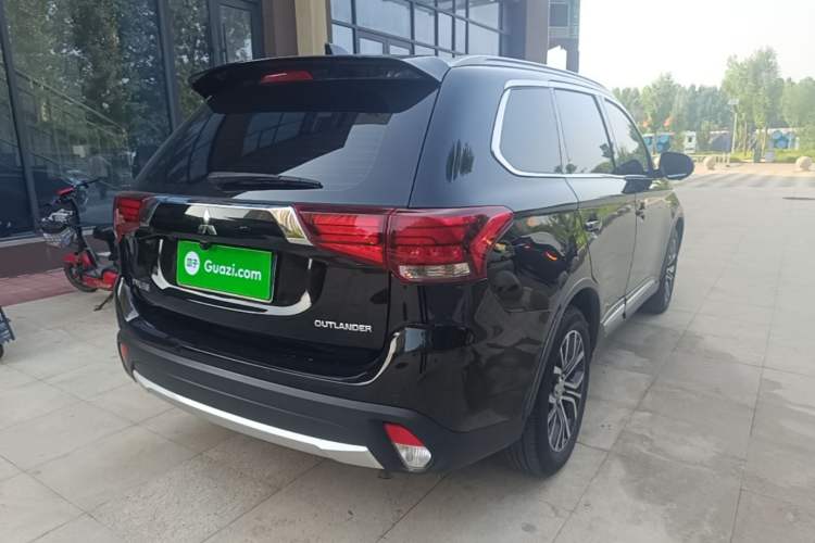 Used Mitsubishi Outlander 2018 2.0L Two-Wheel Drive Glory Edition 5 Seats Rear Right 45 Deg