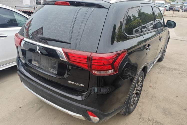Used Mitsubishi Outlander 2018 2.0L Two-Wheel Drive Glory Edition 5 Seats Rear Right 45 Deg