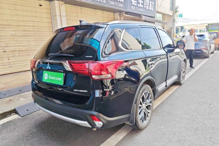 Used Mitsubishi Outlander 2018 2.4L 4x4 Luxury Edition 7-Seater Rear Right 45 Deg