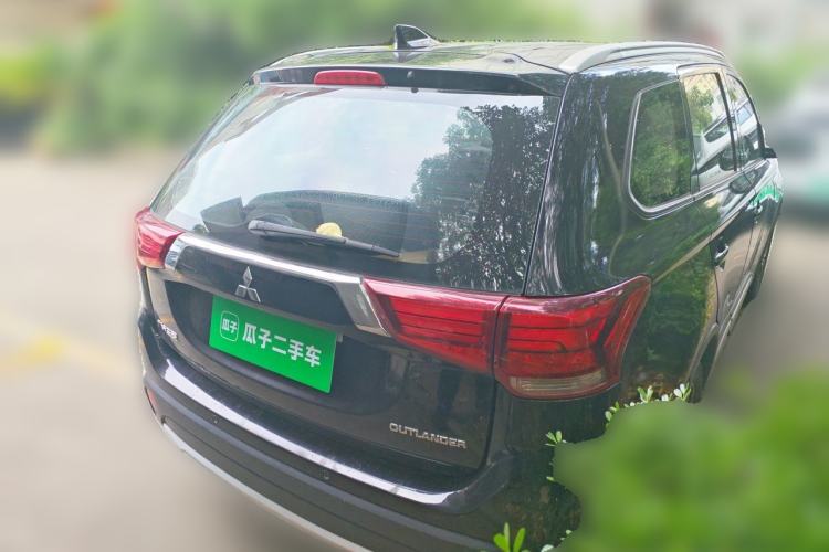 Used Mitsubishi Outlander 2018 2.0L Two-Wheel Drive Glory Edition 5 Seats Rear Right 45 Deg