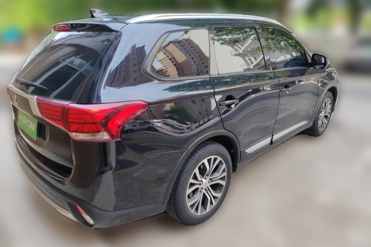 Used Mitsubishi Outlander 2018 2.0L Two-Wheel Drive Glory Edition 5 Seats Rear Right 45 Deg