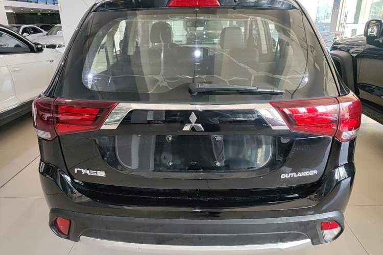 Used Mitsubishi Outlander 2018 2.0L Two-Wheel-Drive Jiale Edition 7-Seater Rear