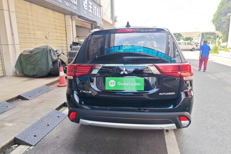 Used Mitsubishi Outlander 2018 2.4L 4x4 Luxury Edition 7-Seater Rear