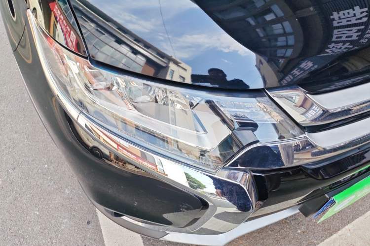 Used Mitsubishi Outlander 2018 2.4L 4x4 Luxury Edition 7-Seater Right Front Headlight