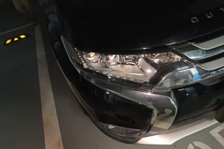 Used Mitsubishi Outlander 2018 2.4L 4x4 Elite Edition 5 Seats Right Front Headlight