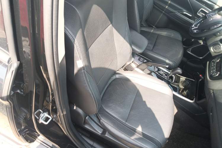 Used Mitsubishi Outlander 2018 2.0L Two-Wheel Drive Glory Edition 5 Seats Right Front Seat