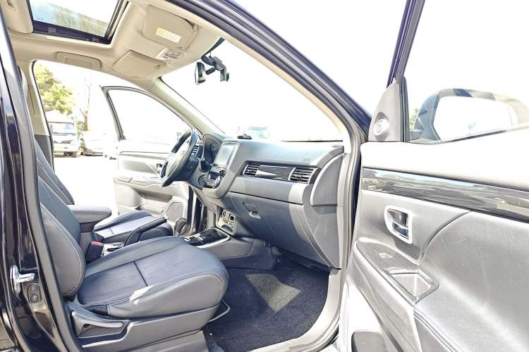 Used Mitsubishi Outlander 2018 2.0L Two-Wheel Drive Glory Edition 5 Seats Right Front Seat